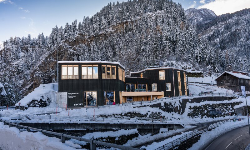 Die Story steht im Schnee zwischen Bergen. Der Winter ist kalt und die Umgebung ist ruhig und schneebedeckt.