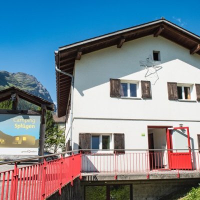 Das Bild zeigt das zweistöckige Lagerhaus beim Camping Splügen.