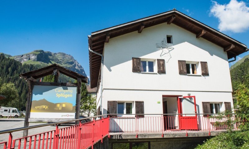 Das Bild zeigt das zweistöckige Lagerhaus beim Camping Splügen.