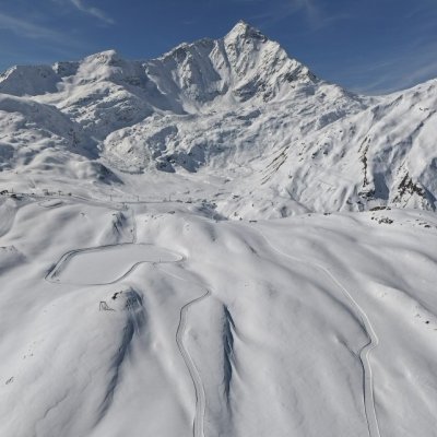 Der präparierte Panoramaweg auf der Tanatzhöhi mit Blick auf den Piz Tambo.