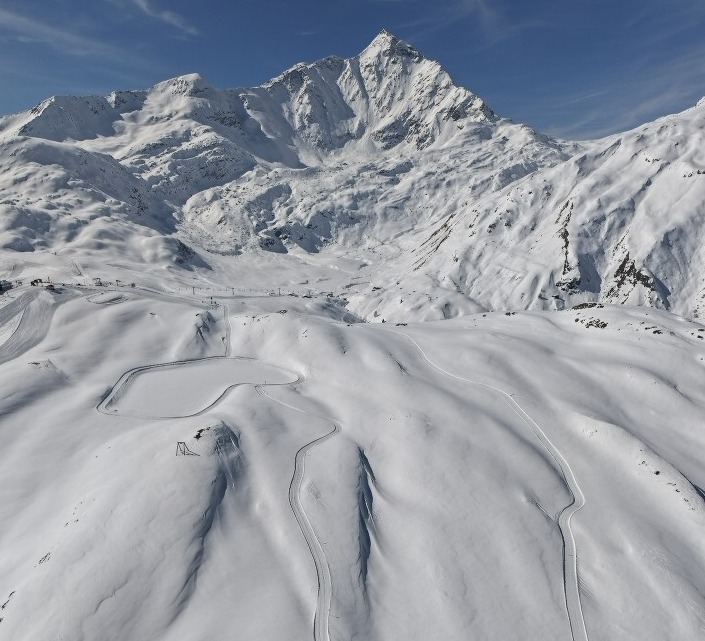 Der präparierte Panoramaweg auf der Tanatzhöhi mit Blick auf den Piz Tambo.