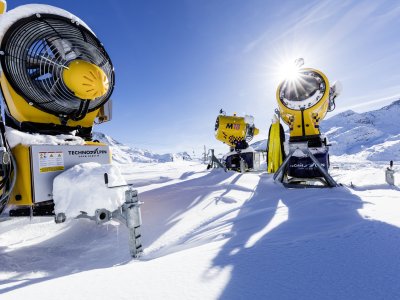 Das Bild zeigt drei Schneekanonen von Technoalpin im Skigebiet Splügen-Tambo.