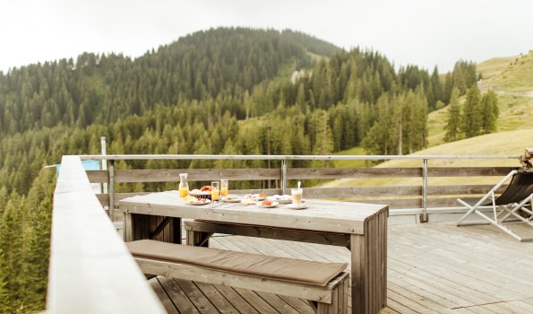 Genießen Sie ein regionales Frühstück auf der privaten Lodge Terrasse