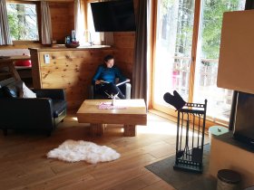 Susann mit Buch am Kamin