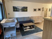 Beistellbett und Gitterbett im Wohnzimmer