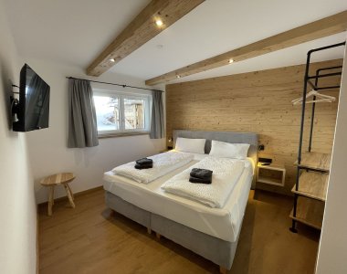 Stadl-Lodge-Ferienwohnung-Allgeau-Hinterstein-Murmelebau-Schlafzimmer-Boxpspringbett