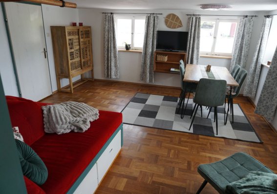 Die neu gestaltete gemütliche Stube der Ferienwohnung. Auch ihr HUnd fühlt sich dort wohl.