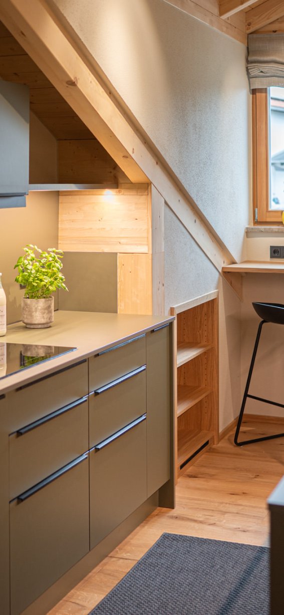 Diese Küche kombiniert modernes Design mit Holzdetails. Sie ist hell und einladend, ideal für das Kochen und Genießen.