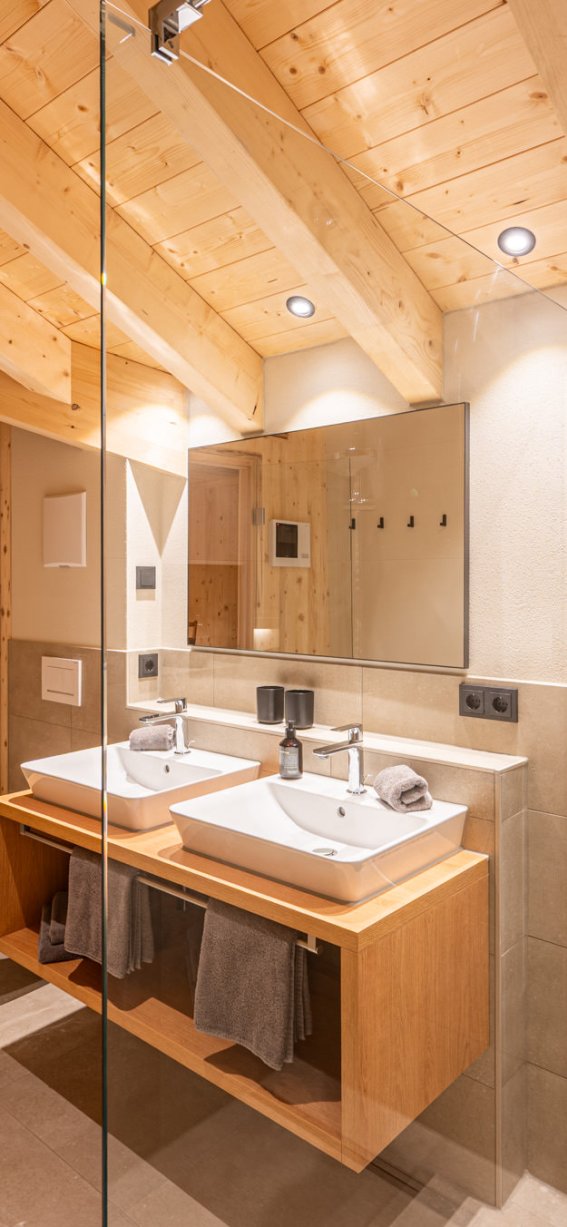 In diesem modernen Badezimmer sind Holzdetails und klare Linien sichtbar, ideal für Entspannung und Erfrischung.