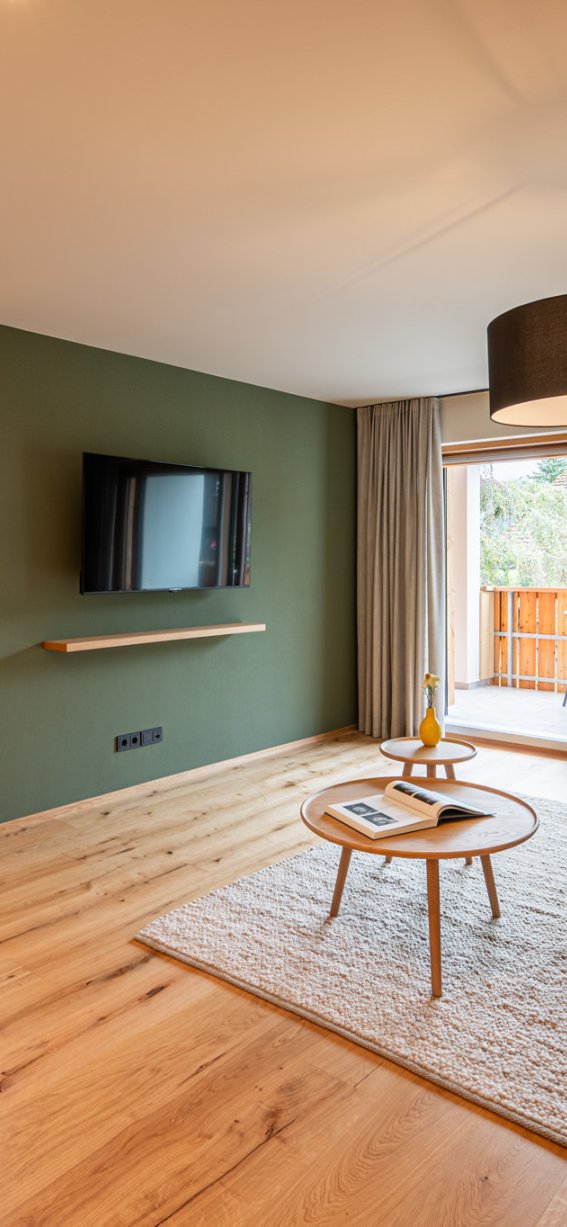 Helle und stilvolle Wohnung mit gemütlichem Wohnzimmer und Zugang zur Terrasse. Ideal zum Entspannen und Genießen.