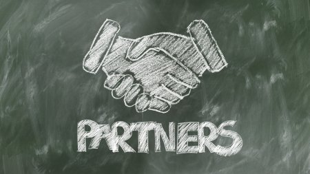 Shaking-hands-2499629 1920