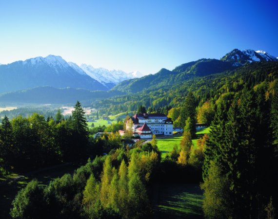 Die Klinik liegt über Oberstdorf im Allgäu auf einem sonnigen Hochplateau inmitten einer einmaligen Naturlandschaft.