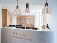 Rezeption CuraMed Privatklinik Stillachhaus