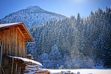 Stadel am Öschlesweg mit Schattenberg