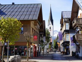 Kirchstraße im Frühling