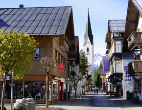 Kirchstraße im Frühling