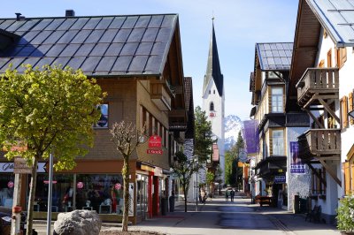 Kirchstraße im Frühling