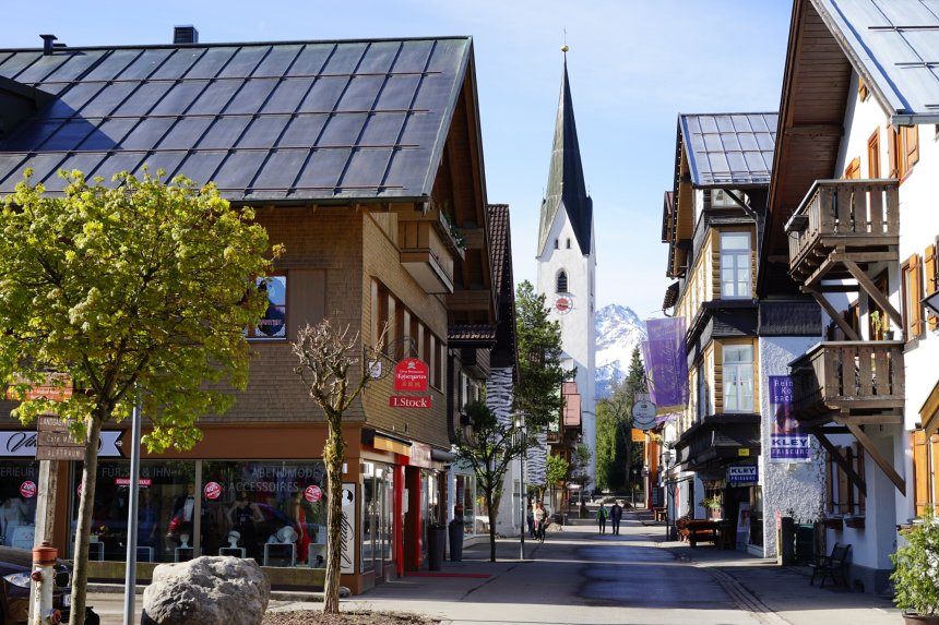 Kirchstraße im Frühling