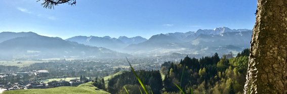 Blick aufs Illertal mit Sonthofen im Hintergrund Ostrachtal und Alpenhauptkamm