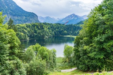 Freibergsee im Hintergrund die Skiflugschanze