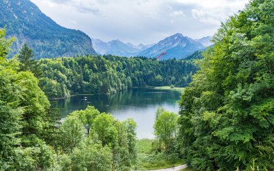 Freibergsee im Hintergrund die Skiflugschanze