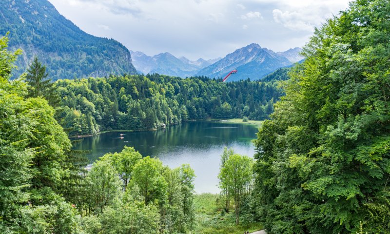 Freibergsee im Hintergrund die Skiflugschanze