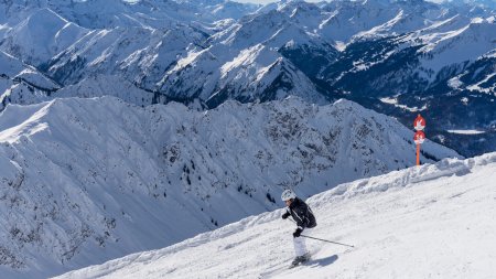 400 Gipfelblick und Skifahrer