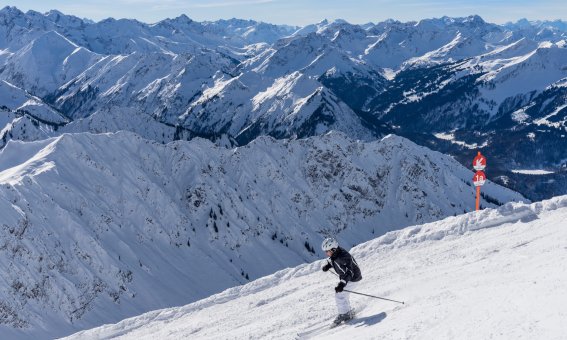 400 Gipfelblick und Skifahrer