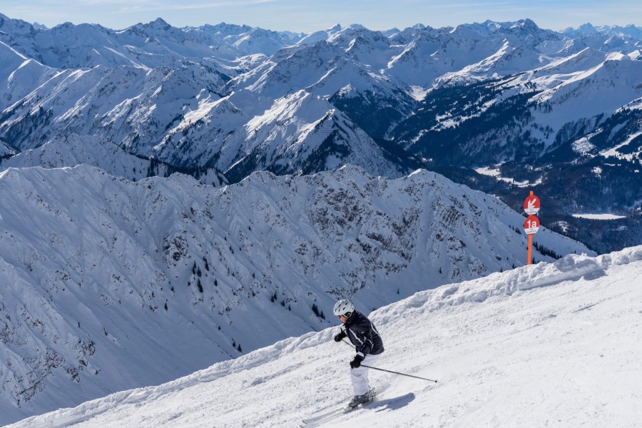 400 Gipfelblick und Skifahrer