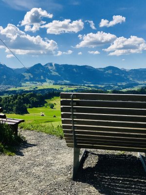 Ruhebänke mit Panoramablick