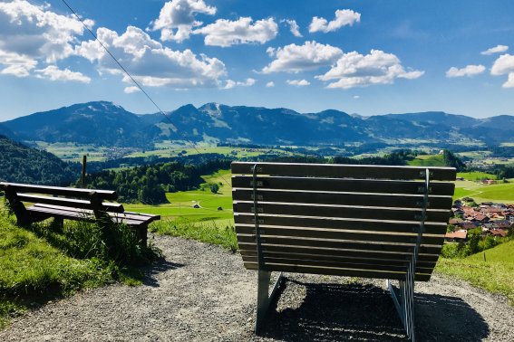 Ruhebänke mit Panoramablick