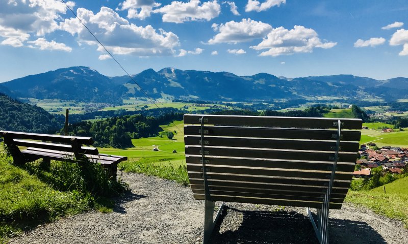 Ruhebänke mit Panoramablick