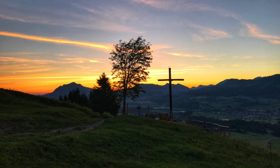 Sonderdorfer Kreuz beim Sonnenaufgang
