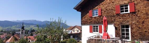 Haus Südseite mit Kirche u Terrasse