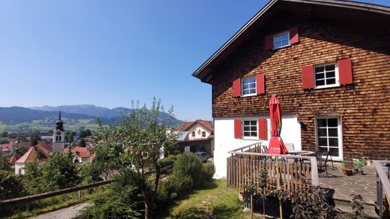 Haus Südseite mit Kirche u Terrasse