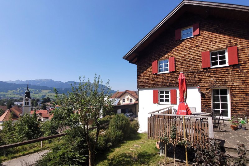 Haus Südseite mit Kirche u Terrasse