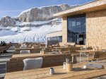Terrasse mit Bergstation und Ifen