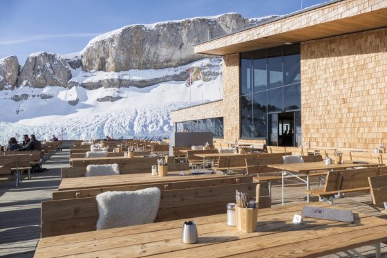 Terrasse mit Bergstation und Ifen