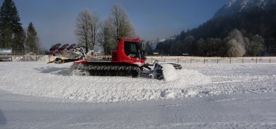 Mit einem Pistenbully erfolgt die Feinpräparierung des Stadions für die Tour de Ski
