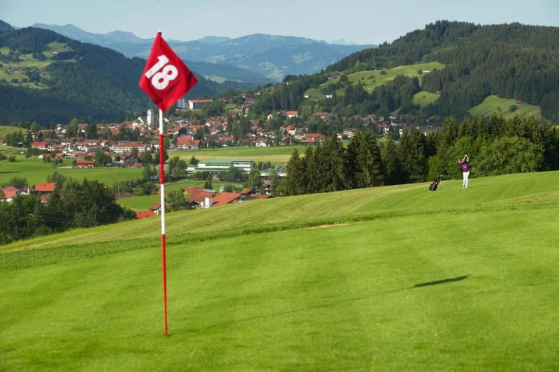 Golfzentrum Oberstaufen mit Blick auf die Allgäuer Bergwelt