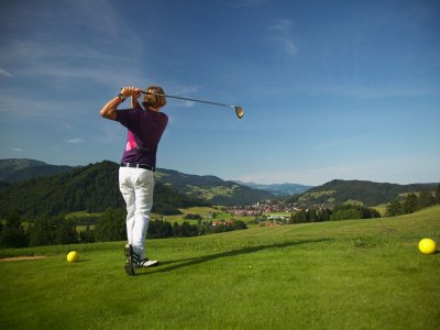 Ein Golfer holt aus für einen Schlag im Golfzentrum Oberstaufen