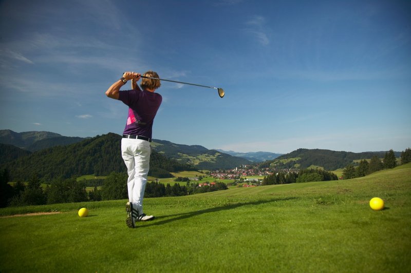 Ein Golfer holt aus für einen Schlag im Golfzentrum Oberstaufen