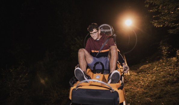 Rodelfahrt auf dem Alpseecoaster bei Nacht