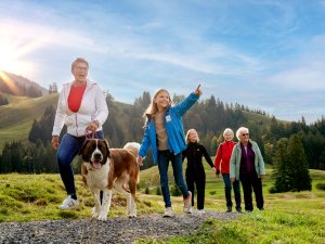 Familie beim Wandern in den Allgäuer Bergen