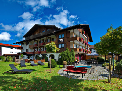 Übernachte in Deinem Allgäu Urlaub im Hotel Oberstaufen und erlebe die Trails der Umgebung. Egal ob Wandern, Radfahren, Skifahren oder Motorradfahren - im Hotel erwartet Dich immer ein leckeres Frühstücksbuffet und ein entspannter Garten.