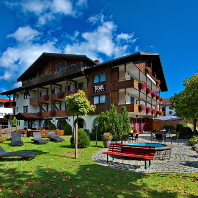Übernachte in Deinem Allgäu Urlaub im Hotel Oberstaufen und erlebe die Trails der Umgebung. Egal ob Wandern, Radfahren, Skifahren oder Motorradfahren - im Hotel erwartet Dich immer ein leckeres Frühstücksbuffet und ein entspannter Garten.