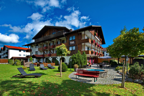 Übernachte in Deinem Allgäu Urlaub im Hotel Oberstaufen und erlebe die Trails der Umgebung. Egal ob Wandern, Radfahren, Skifahren oder Motorradfahren - im Hotel erwartet Dich immer ein leckeres Frühstücksbuffet und ein entspannter Garten.