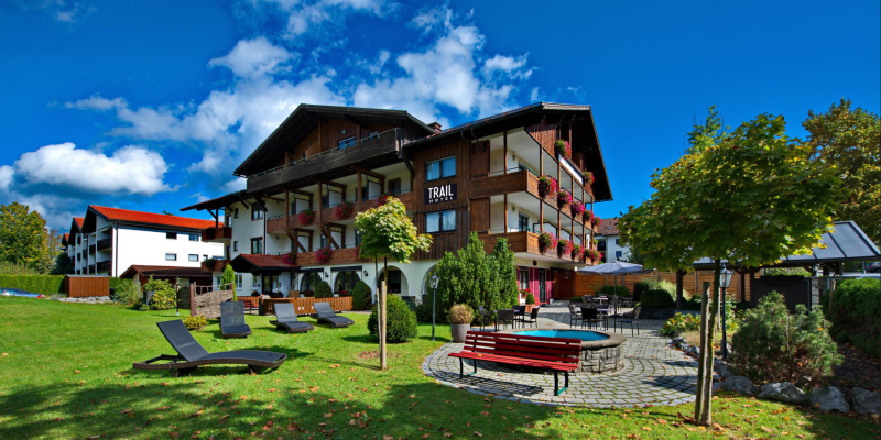 Das Trail Hotel Oberstaufen ist Dein Hotel in Oberstaufen Übernachte in Deinem Allgäu Urlaub im Hotel Oberstaufen und erlebe die Trails der Umgebung. Egal ob Wandern, Radfahren, Skifahren oder Motorradfahren - im Hotel erwartet Dich immer ein leckeres Frühstücksbuffet und ein entspannter Garten.