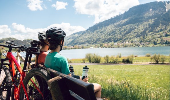 Nach einer Runde um den Alpsee lässt sich die Pause in traumhaften Bergpanorama besonders schön genießen. Der Alpsee ist der größte Natursee im Allgäu. Hier kannst du wandern, biken, schwimmen und viele weitere Aktivitäten in der Natur genießen.