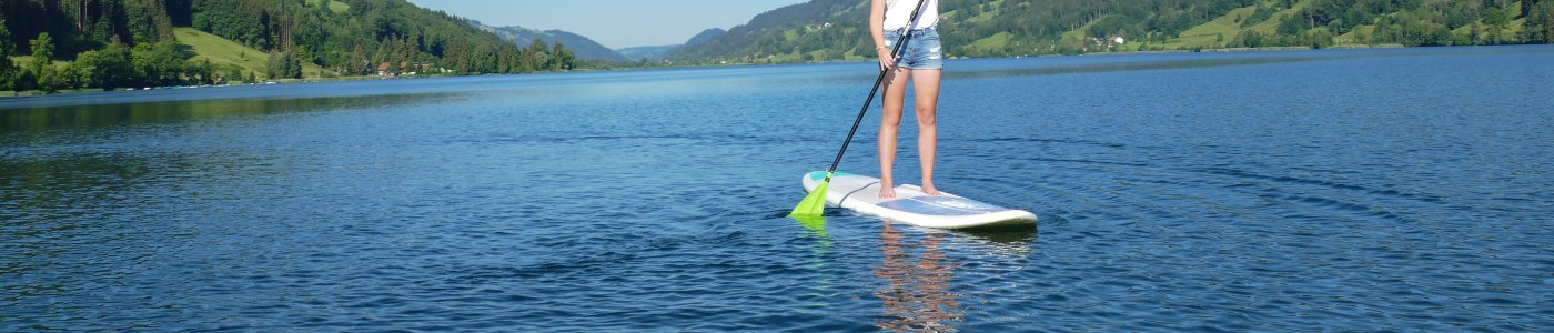Wassersport-Fan? Am Großen Alpsee kommst Du ganz sicher auf deine Kosten.
Hier hast Du eine vielseitige Auswahl an Aktivitäten.
Wie wäre es mit einer Runde SUP?